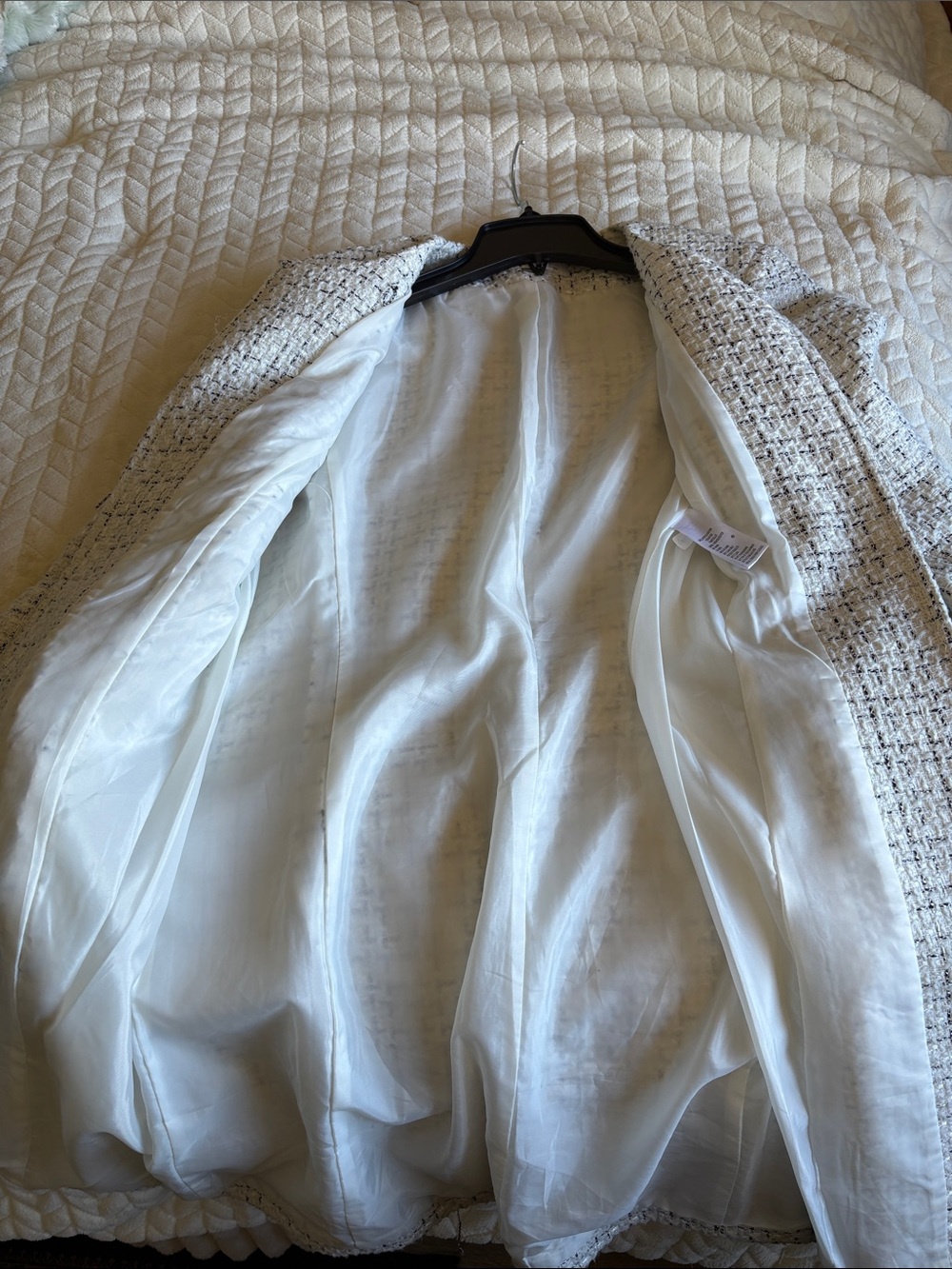Tahari White Tweed Collarless Jacket with Black Trim and Pearl Studs - Picture 6 of 7